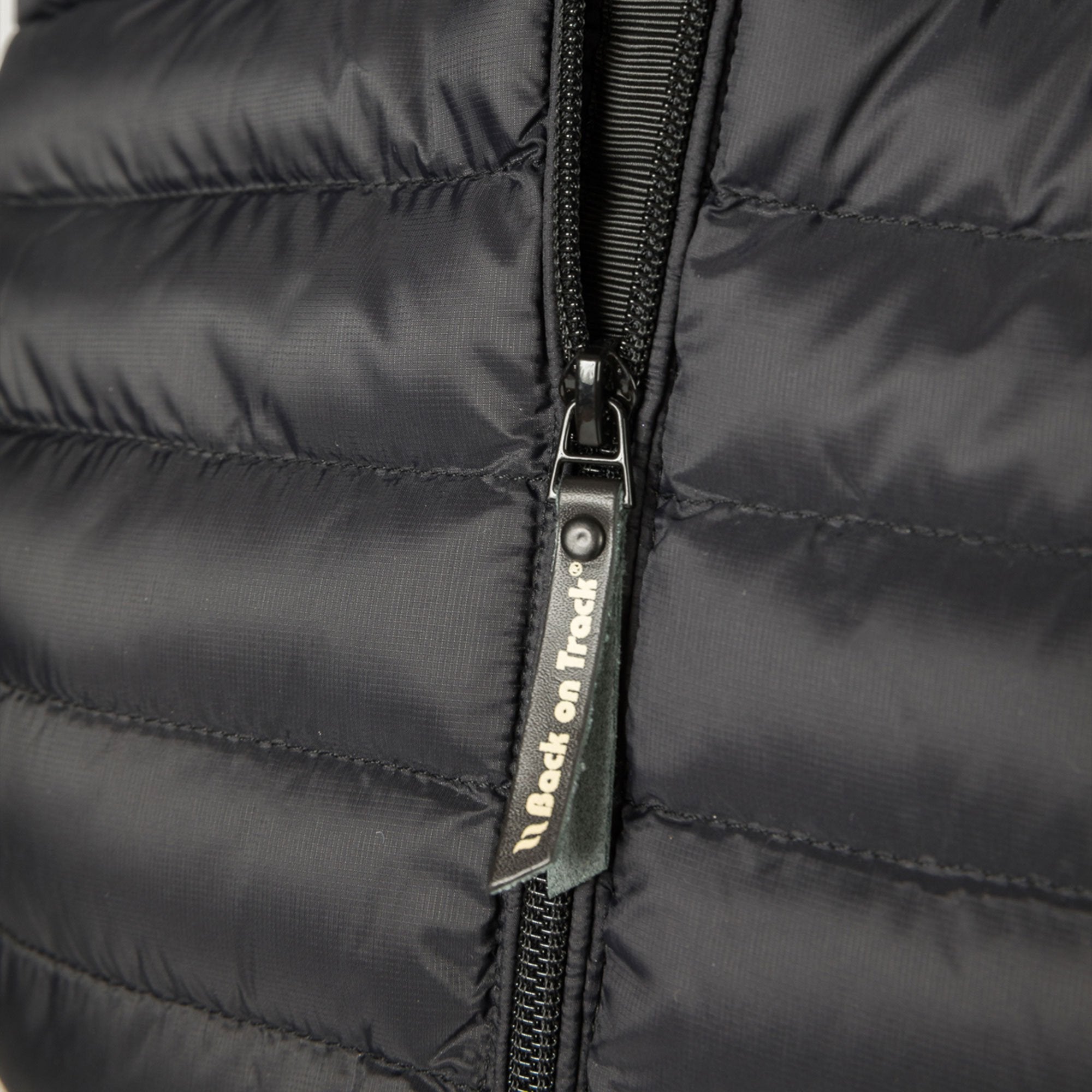 Jacka dam Grace med BoT logga - Back on Track Sverige (5300168032411)