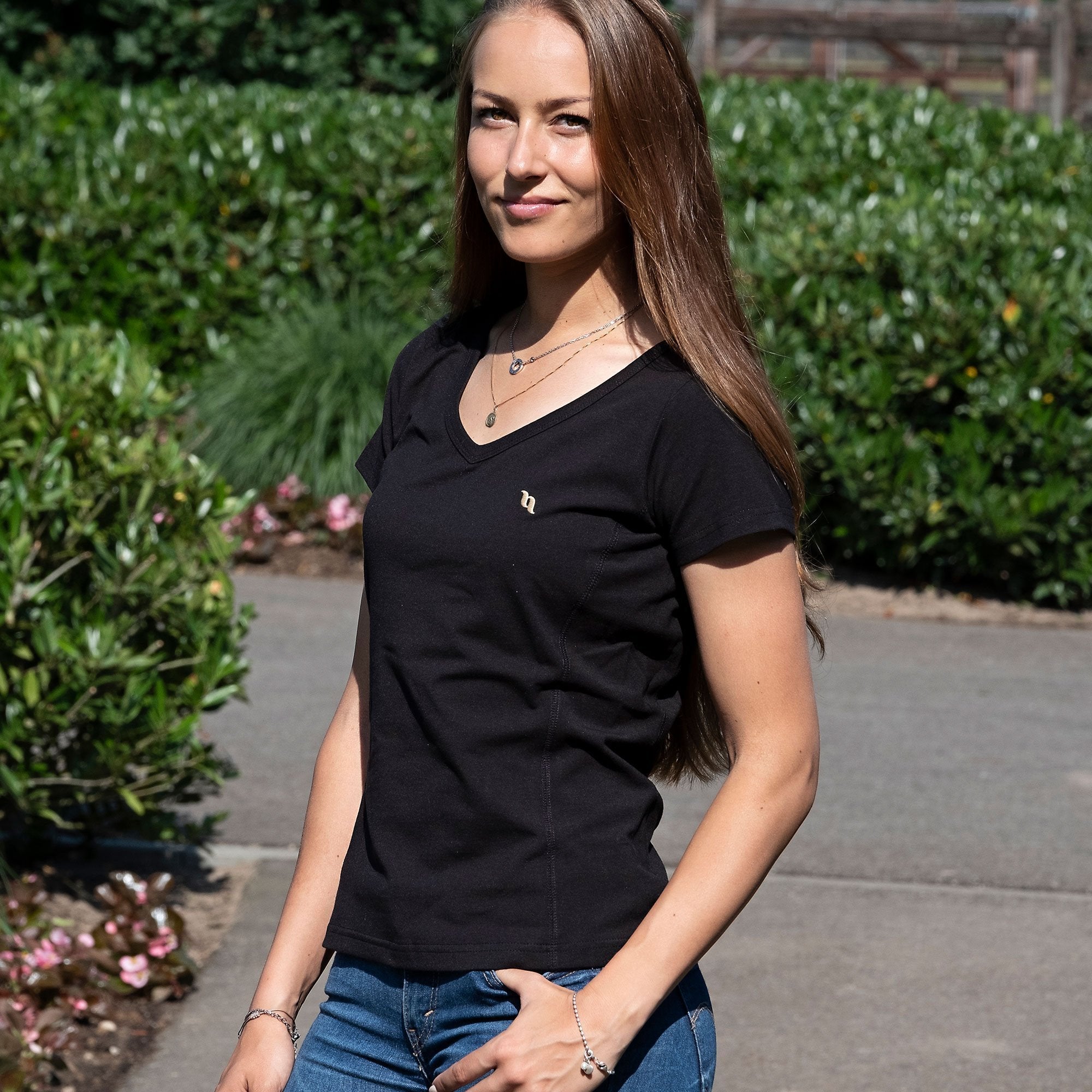 T-Shirt V-ringad - Back on Track Sverige (5300136804507)