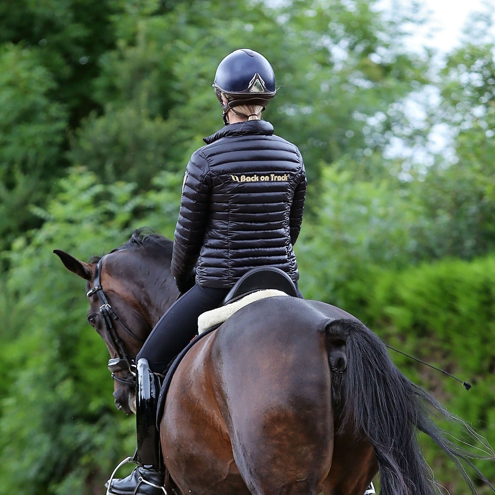 Jacka dam Grace med BoT logga - Back on Track Sverige (5300168032411)