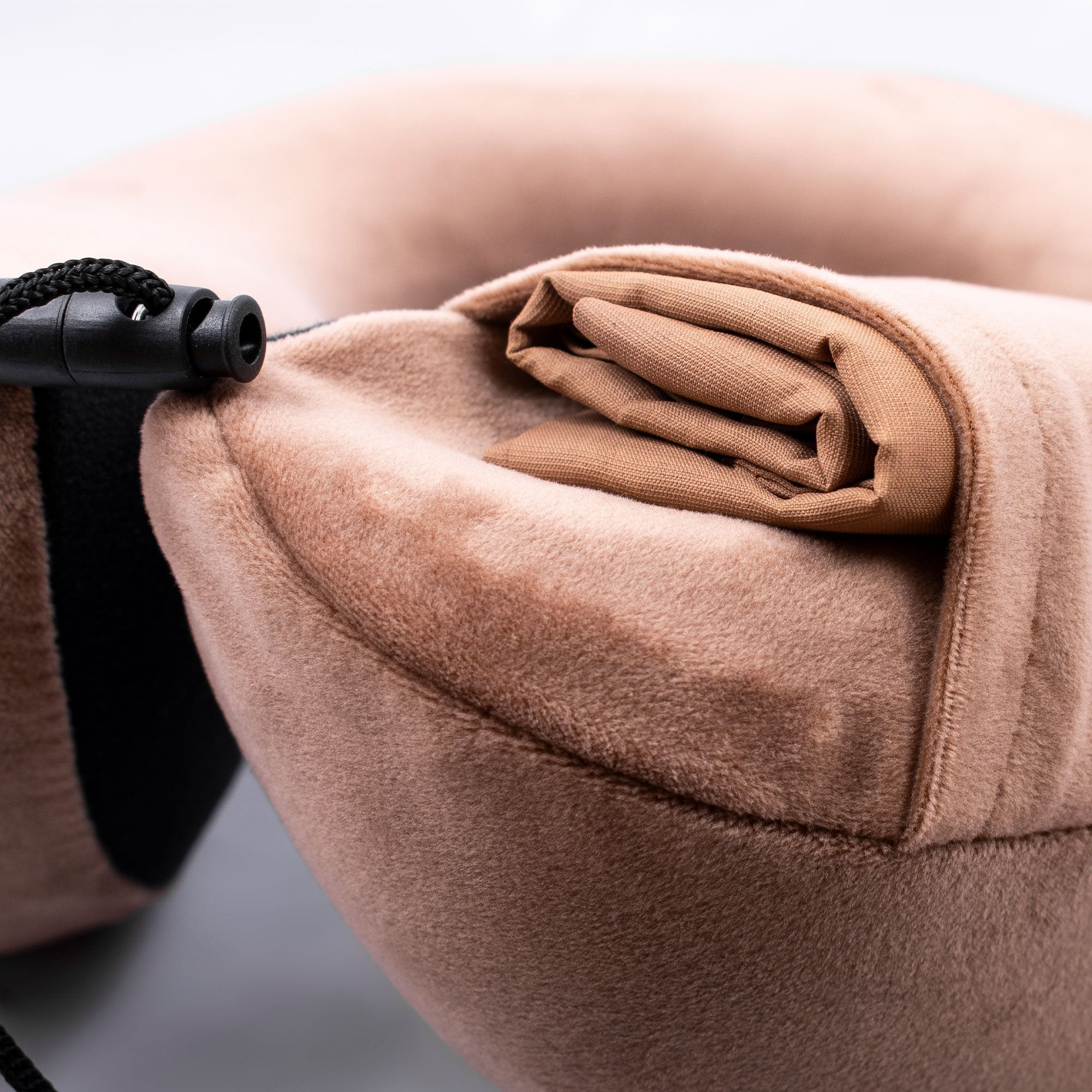 Resekudde Nacke - Back on Track Sverige (5300152828059)